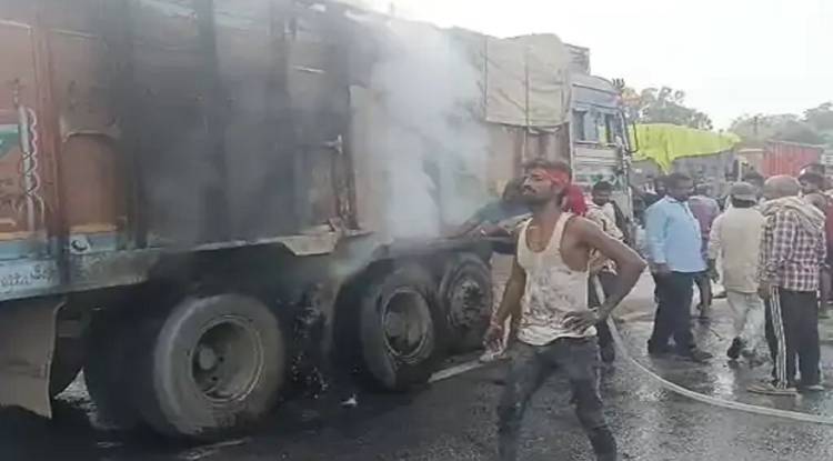 वाराणसी में ट्रक के पहिए में लगी आग, बड़ा हादसा टला,  ड्रम ब्रेक से उठी चिंगारी ने पकड़ी आग