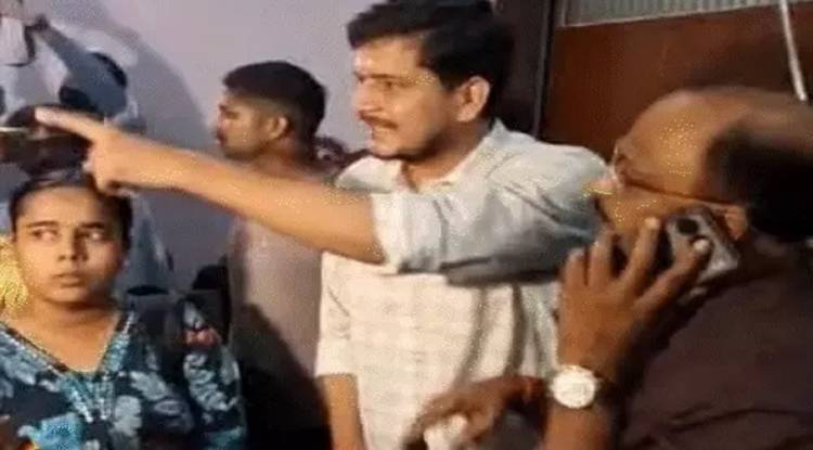 काशी विद्यापीठ दीक्षांत समारोह से पहले छात्रों ने किया हंगामा, इन्विटेशन न मिलने पर जताया विरोध, प्रॉक्टर से हुई बहस