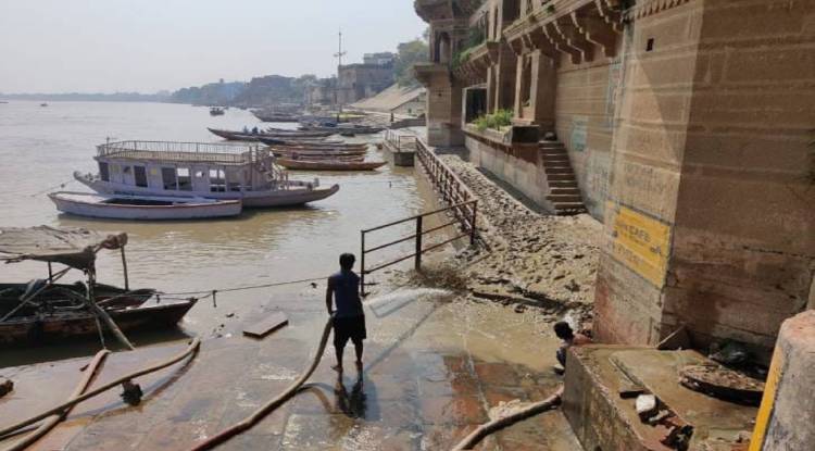 इस बार घाटों पर कैसे मनाया जायेगा डाला छठ, गंगा घाटों पर जमीं है मिट्टी, कीचड़ का है अंबार
