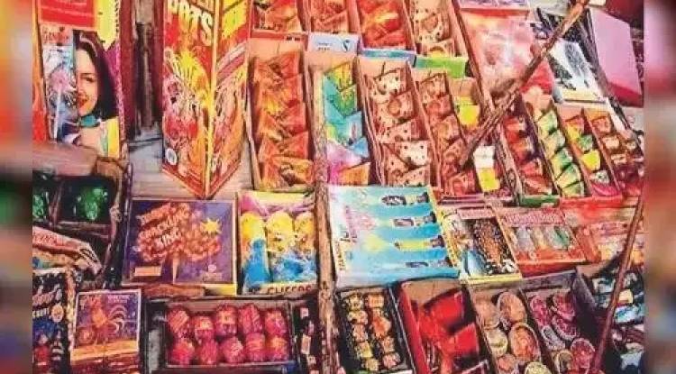 दीपावली से पहले बड़ी कार्रवाई : दालमंडी में 306 किलो अवैध पटाखे बरामद, मकान मालिक गिरफ्तार