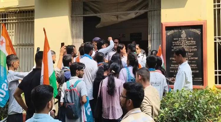 एनएसयूआई ने बीएचयू प्रशासन को घेरा