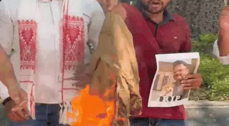 वाराणसी में एनएसयूआई का प्रदर्शन, गांधी प्रतिमा के सामने RSS का हाफ पैंट जलाया