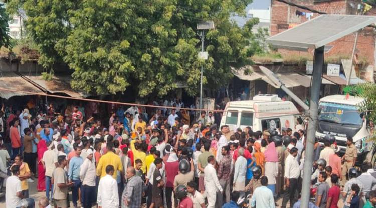 वाराणसी में भीषण सड़क हादसा: डंपर की टक्कर से महिला की मौत,पति और बच्चे घायल, ग्रामीणों ने किया चक्काजाम