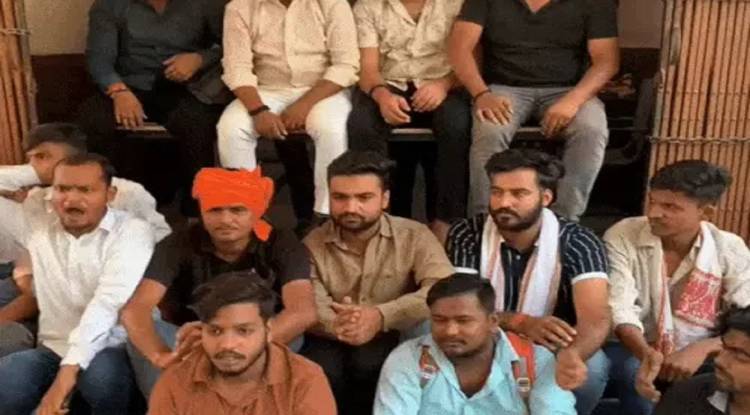 काशी विद्यापीठ में गार्ड की पिटाई, कार्रवाई न होने पर छात्रों संग धरने पर बैठा पीड़ित