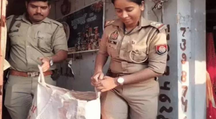 वाराणसी में कपड़े की दुकान से 8 बोरा पटाखा जब्त, भेलूपुर एसीपी ने की कार्रवाई