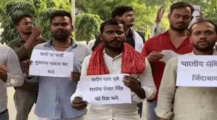 NSUI कार्यकर्ताओं-छात्रों ने विद्यापीठ में निकाला विरोध मार्च, RSS का गणवेश जलाने पर दो छात्र गिरफ्तार