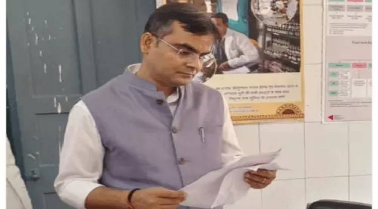 वाराणसी: पीएचसी पिंडरा में डॉक्टर और फार्मासिस्ट सस्पेंड, अस्पताल से बाहर की लिखी जा रही थी दवा, डीएम ने जताई नाराजगी