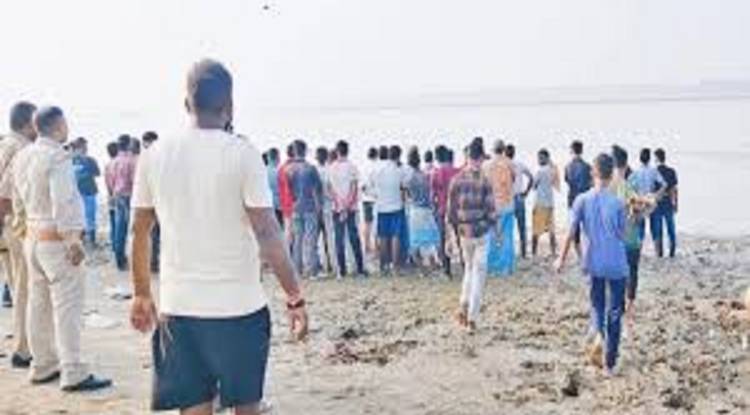 गाजीपुर में गंगा में नहाने गई तीन लड़कियां डूबी, तलाश जारी; मची चीख-पुकार