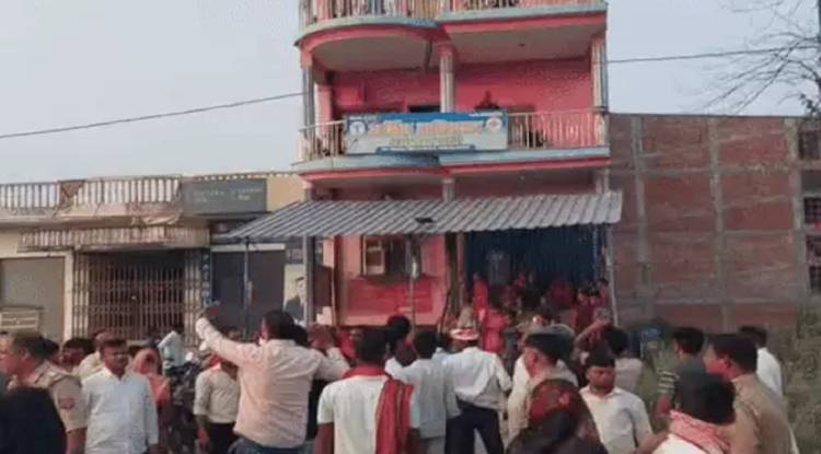 जलालपुर के निजी अस्पताल में महिला की मौत पर हंगामा, परिजनों ने डॉक्टर पर लगाया लापरवाही का आरोप