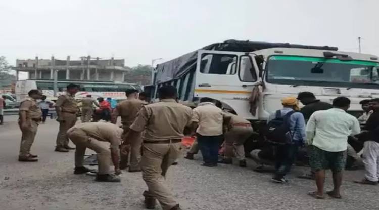 वाराणसी में ट्रक ने पति-पत्नी और 5 महीने बच्ची को कुचला, ओवरटेक करने में हुआ हादसा