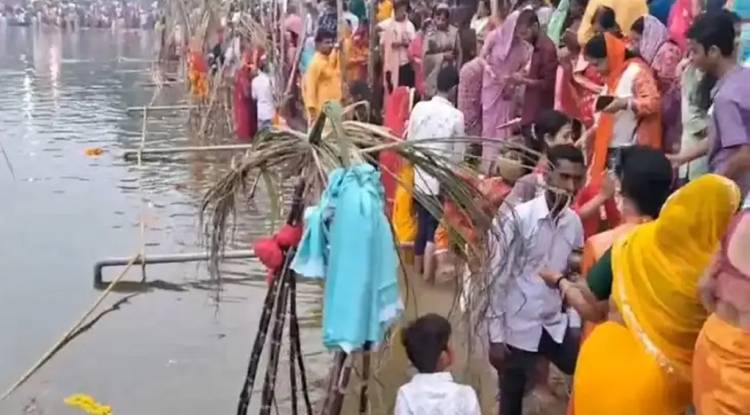 काशी में उमड़ी आस्था की बयार: बरेका सूर्य सरोवर पर उदीयमान सूर्य को अर्घ्य, ‘छठी मईया की जय’ से गूंज उठा वातावरण