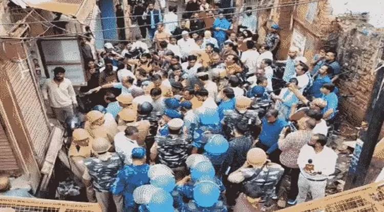 दालमंडी चौड़ीकरण पर बवाल: ध्वस्तीकरण शुरू होते ही दुकानदारों का विरोध, सुरक्षा व्यवस्था कड़ी