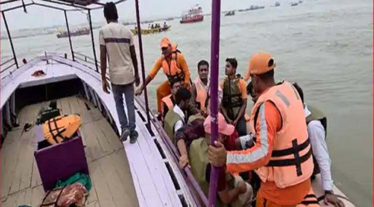 ललिता घाट के सामने गंगा में पर्यटकों की नाव तेज धारा में फंसी, NDRF ने 20 लोगों को बचाया