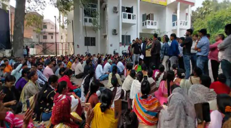 वाराणसी: कार्यालय की अनियमित ड्यूटी से संविदा कर्मचारी की हुई मौत, कर्मचारियों ने जताया रोष