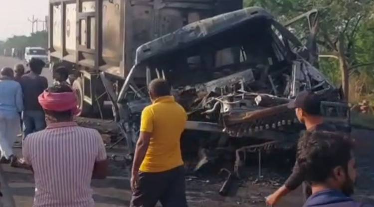 भदोही में दर्दनाक सड़क हादसा: डंपर में लगी आग, चालक की जलकर मौत