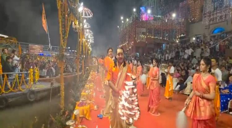 मौसम के चलते बदल गई काशी की शाम, गंगा आरती और मंदिरों की पूजा अब नए समय पर