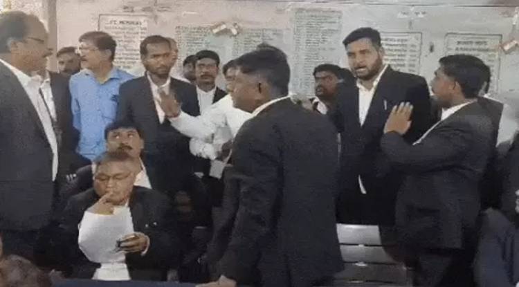 IIT-BHU छात्रा केस में फास्ट ट्रैक कोर्ट में ADGC पर हमला, डिफेंस वकील समेत 11 आरोपी, बार ने उठाया कड़ा कदम