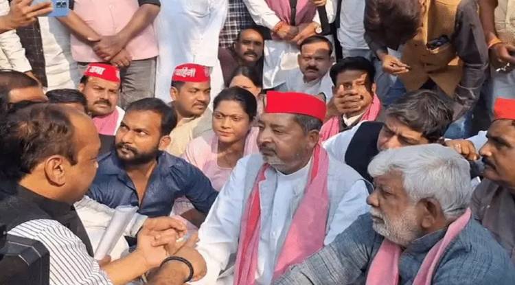 वाराणसी: दालमंडी में हथौड़ों और आंसुओं की सुबह, विकास की छांव में यादें ढेर