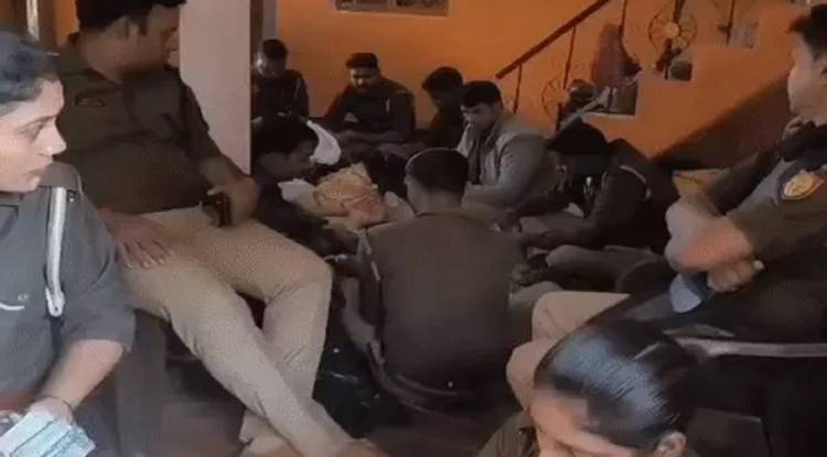 प्रतापगढ़ में तस्करी का बड़ा नेटवर्क उजागर, घर से बरामद हुए करोड़ों के नोट और नशीले पदार्थ