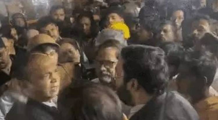 वाराणसी दालमंडी में फिर चली बुलडोज़र कार्रवाई, व्यापारियों का विरोध, एक युवक हिरासत में