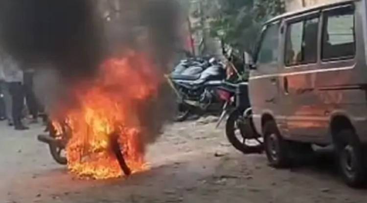 वाराणसी की सब्जी मंडी में बाइक में आग, अफरा-तफरी मच गई