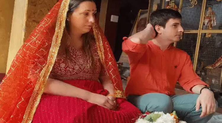 काशी में इटली के जोड़े ने सात फेरे लेकर रचाई अनोखी शादी, मंत्र हुए अंग्रेज़ी में अनुवादित