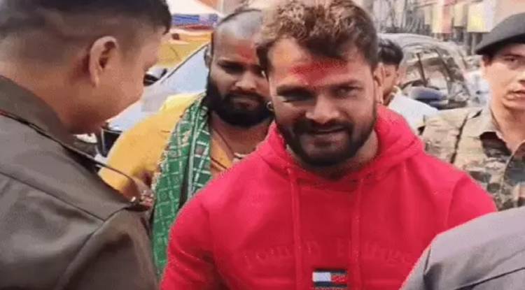 वाराणसी में खेसारी लाल यादव ने किया बाबा विश्वनाथ का दर्शन, बिहार चुनाव से पहले देखी सियासी हलचल