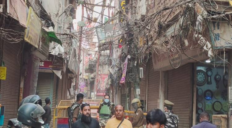 दालमंडी में फिर चला बुलडोज़र, दो मकान–दुकान ढहे; विरोध के बीच प्रशासन की सख्त कार्रवाई जारी
