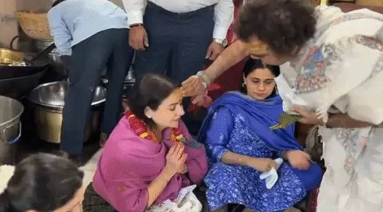 तेंदुलकर परिवार की महिलाएं पहुँचीं काशी, अन्नपूर्णा मंदिर में बैठकर ग्रहण किया प्रसाद