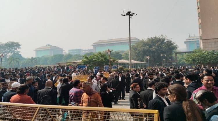 बम धमकी से सहमी दिल्ली: अदालतें खाली, CRPF स्कूलों में हाहाकार