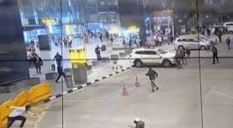 बेंगलुरु एयरपोर्ट पर सनसनी : युवक ने टैक्सी ड्राइवर पर चाकू से हमला करने की कोशिश, CISF ने दबोचा