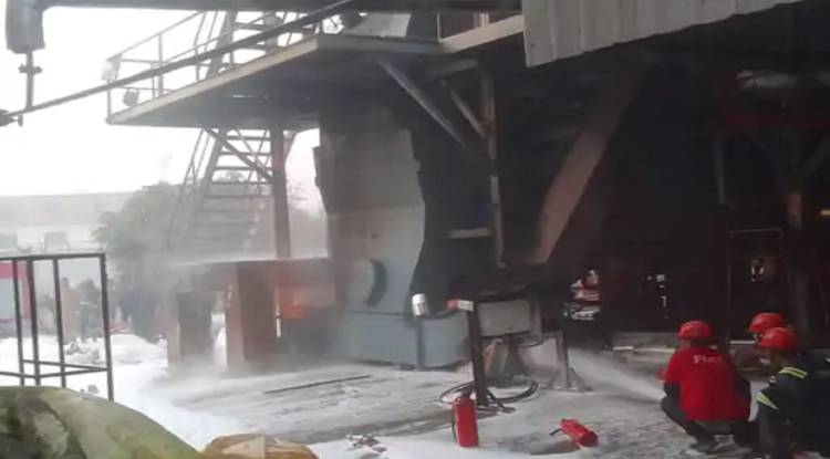 गोरखपुर के गीडा सेक्टर-15 में लगी भीषण आग, 600 फैक्ट्रियाँ बंद, ऑयल प्लांट के कारण परिस्थितियाँ खतरनाक