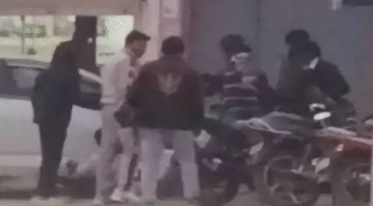 बैंक के बाहर मैनेजर की पिटाई, पत्नी ने लगाया अफेयर का आरोप - दोनों पक्ष पहुंचे थाने