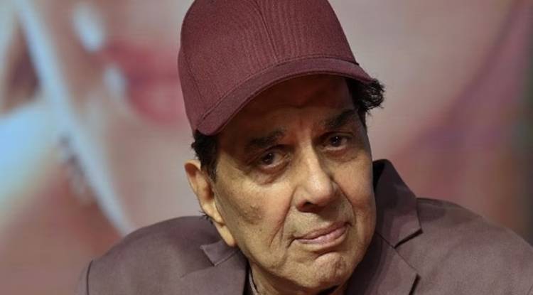 दिग्गज अभिनेता धर्मेंद्र का निधन, बॉलीवुड शोक में डूबा, विले पार्ले में अंतिम संस्कार, सितारों का उमड़ा सैलाब