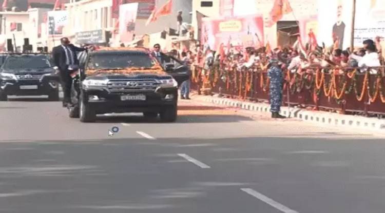 रामनगरी में आस्था का महासागर, पीएम मोदी के काफिले पर बरसी श्रद्धा और फूलों की वर्षा