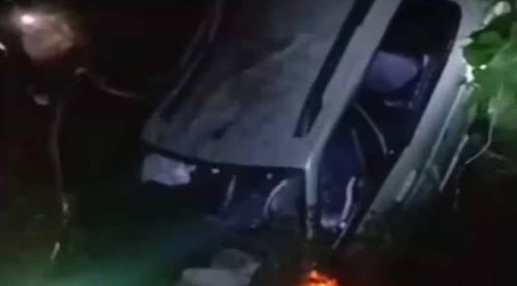    शादी में जा रही सफारी 20 फीट गहरी खाई में गिरी, 3 की मौत, शीशा तोड़कर निकाले गए घायल, वाराणसी से जा रहे थे जौनपुर 