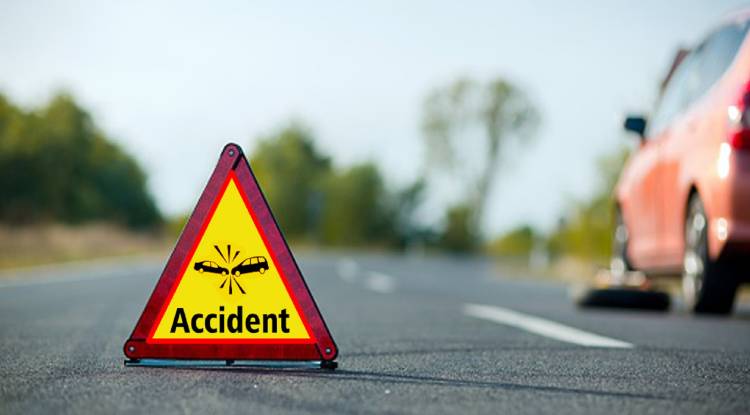 लखनऊ-अयोध्या हाईवे पर दर्दनाक हादसा: ट्रक की चपेट में आई महिला की मौत, मासूम बेटी बची 