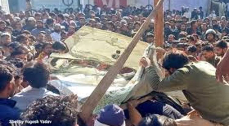 सहारनपुर में दर्दनाक हादसा: ओवरलोड डंपर कार पर पलटा, एक ही परिवार के 7 लोगों की मौत 