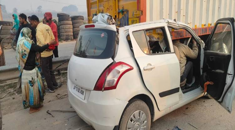 हाईवे पर खड़े ट्रक में घुसी कार, उड़े परखच्चे, कोहरे के कहर से चार की मौत