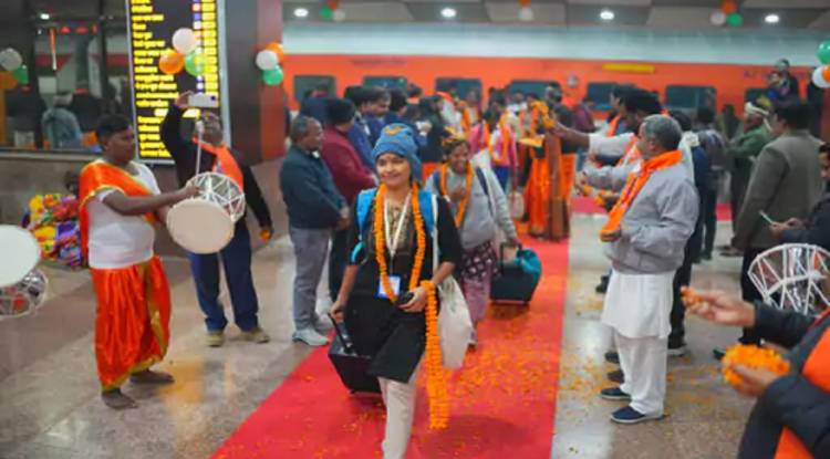 काशी तमिल संगमम-4.0 : विशेष ट्रेन से वाराणसी पहुंचा अध्यापकों का दल, डमरू वादन और ‘हर-हर महादेव’ के जयघोष से हुआ भव्य स्वागत