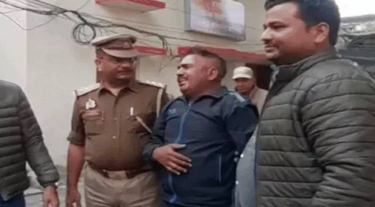 कोच बना हैवान! वाराणसी में 500 से ज्यादा बच्चों से कुकर्म का दावा, गिरफ्तारी के बाद घुटनों पर बैठकर रोया आरोपी