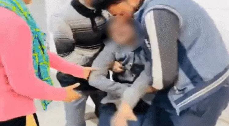 स्कूल में अनुशासन बना अत्याचार: चोटी न बनाने पर छात्रा को पीटा, बेहोशी की हालत में रेफर 