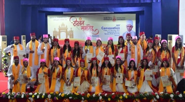 बीएचयू  : मेडल पाकर खिल उठे मेधावियों के चेहरे