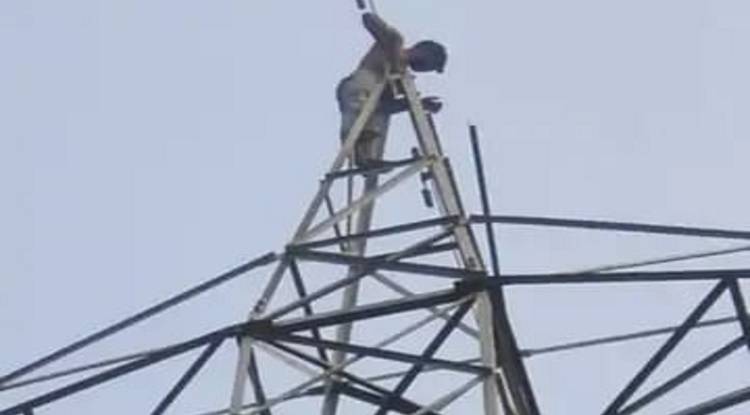वाराणसी में हाई-वोल्टेज ड्रामा: प्रेमिका की बेवफाई से आहत युवक हाईटेंशन पोल पर चढ़ा