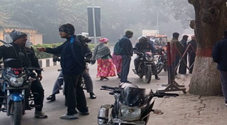 बीएचयू परिसर में देर रात दर्दनाक हादसा : तेज रफ्तार बाइक पेड़ से टकराई, एक छात्र की मौत, दो गंभीर रूप से घायल