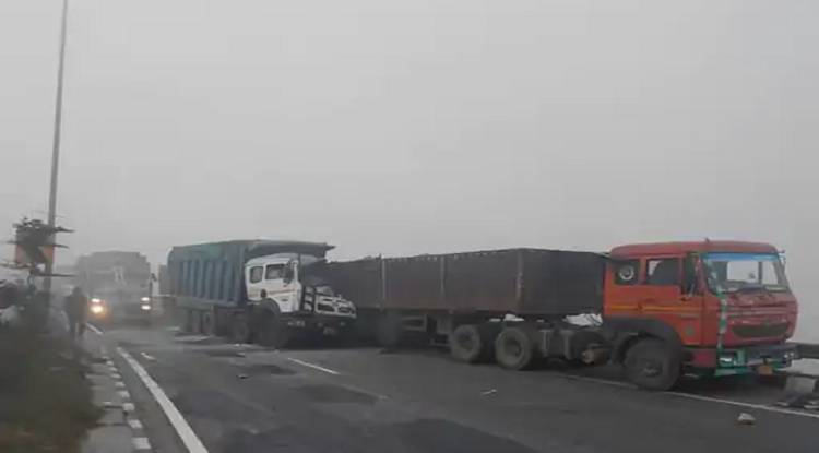 घने कोहरे में वाराणसी रिंग रोड पर तीन भारी वाहन भिड़े, टला बड़ा हादसा 