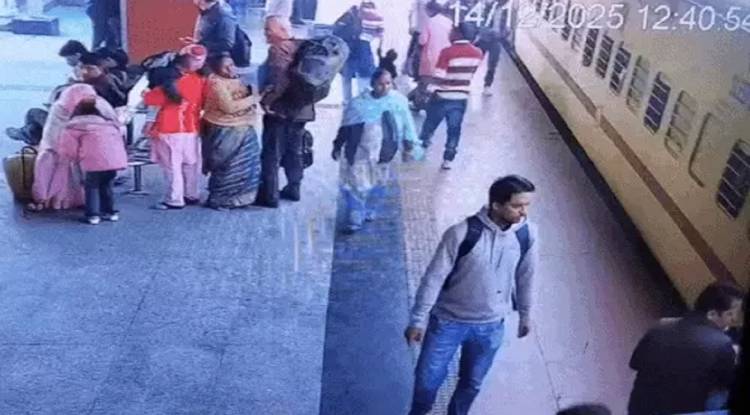वाराणसी कैंट रेलवे स्टेशन पर बड़ा हादसा टला, RPF जवानों ने 3 सेकेंड में बचाई यात्री की जान