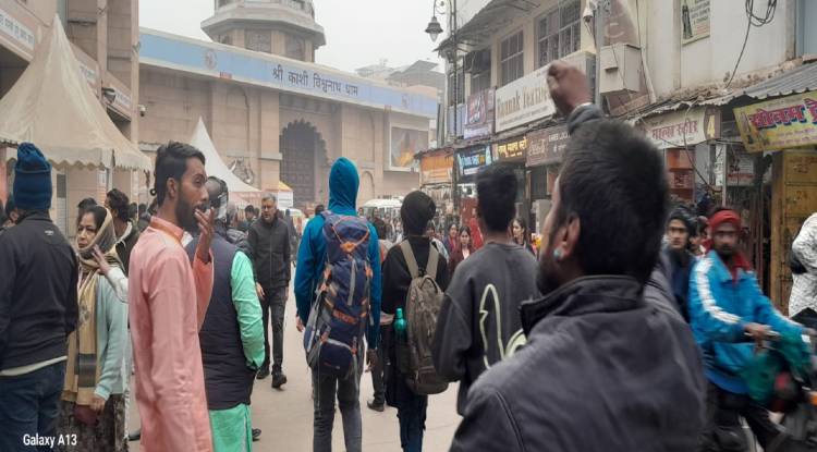 ज्ञानवापी रोड रोजाना बनता जा रहा वीआईपी गाड़ियों का स्टैण्ड