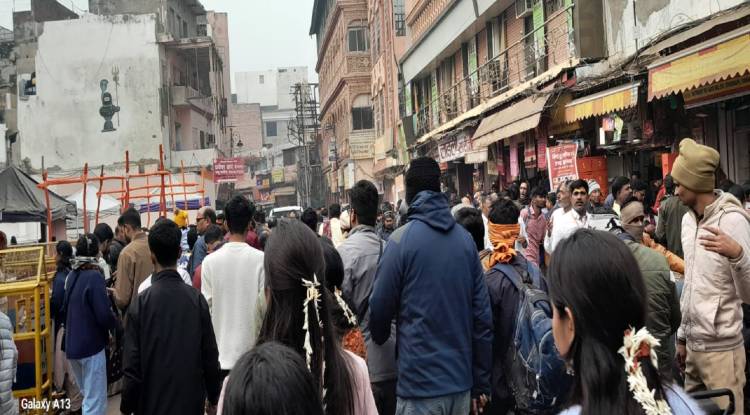 काशी में बेतहासा बढ़ती भीड़ से लोगों का घुट रहा दम 