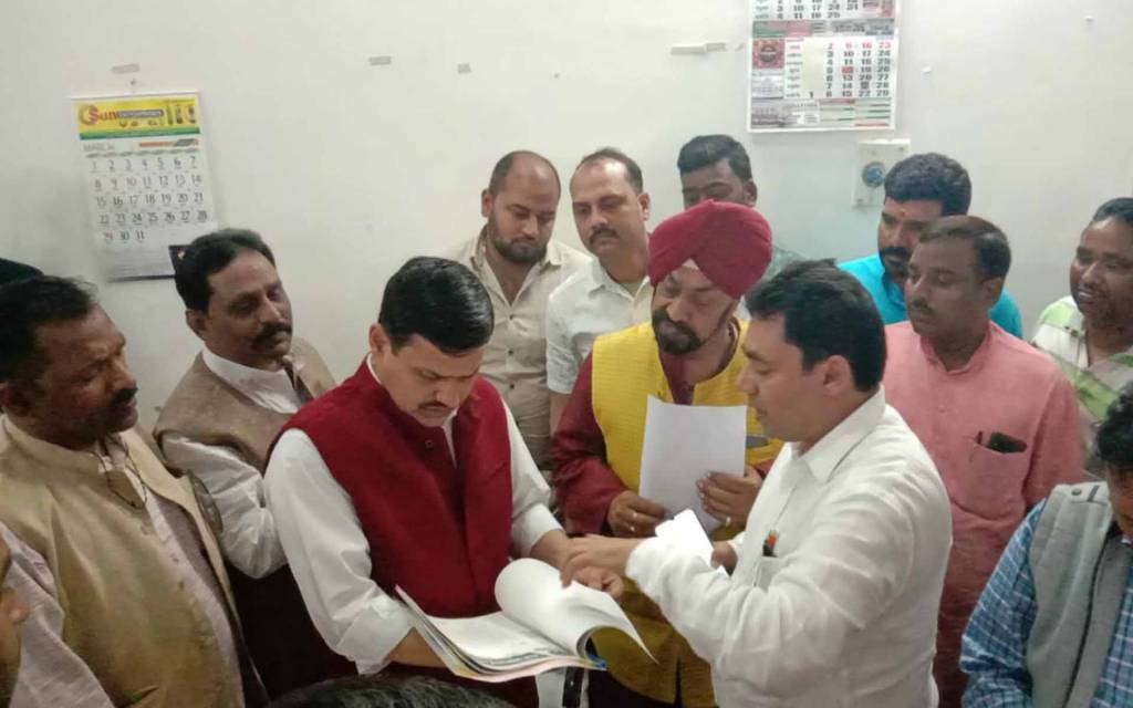 वाराणसी: सड़क और नाली नहीं हुआ ठीक तो डीएम से मिलने पहुंचा काशी नटिनियादाई व्यापार मंडल